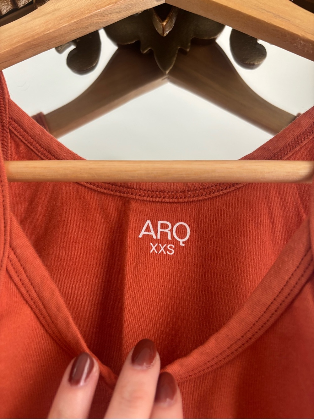 ARQ Cropped Tank - Picture 2 of 3